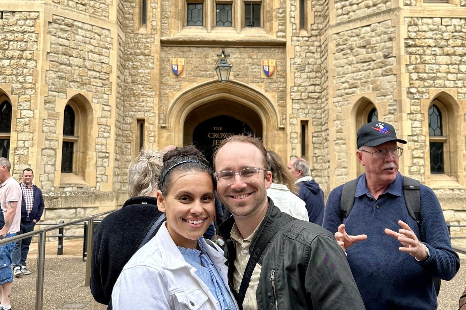 Two travelers in front of the White Tower at the Tower of London